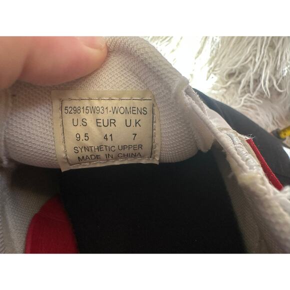 9.5 Women Levi white slip on shoes - Picture 8 of 8